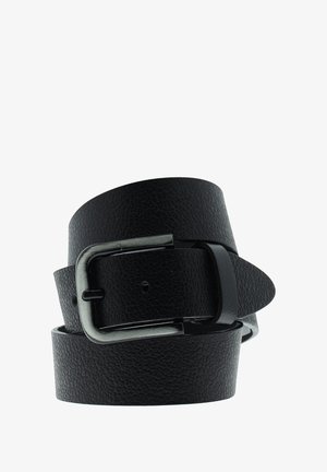 Zwarte leren riem met een getextureerd oppervlak en een zilverkleurige metalen gesp. De riem is opgerold met een gladde rand en heeft meerdere gaten voor aanpassing.