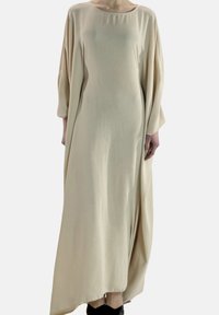 Beige, knie-lange jurk met een losse pasvorm, ronde halslijn en lange mouwen. Zachte stof met lichte val, minimalistisch ontwerp.