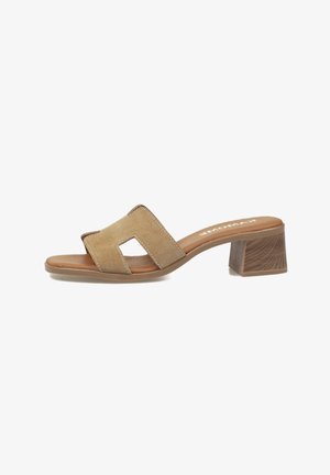 Sandalia de tacón abierta en beige con una amplia tira de ante con detalles recortados y un tacón bajo de bloque de madera.
