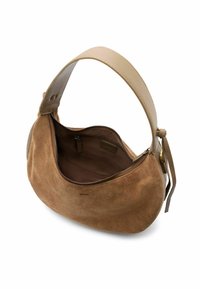 Suède bruine schoudertas met een gestructureerde beige leren hengsel. De ritsopening onthult een zachte bruine binnenkant. Gevormd in een ronde, hobostijl.