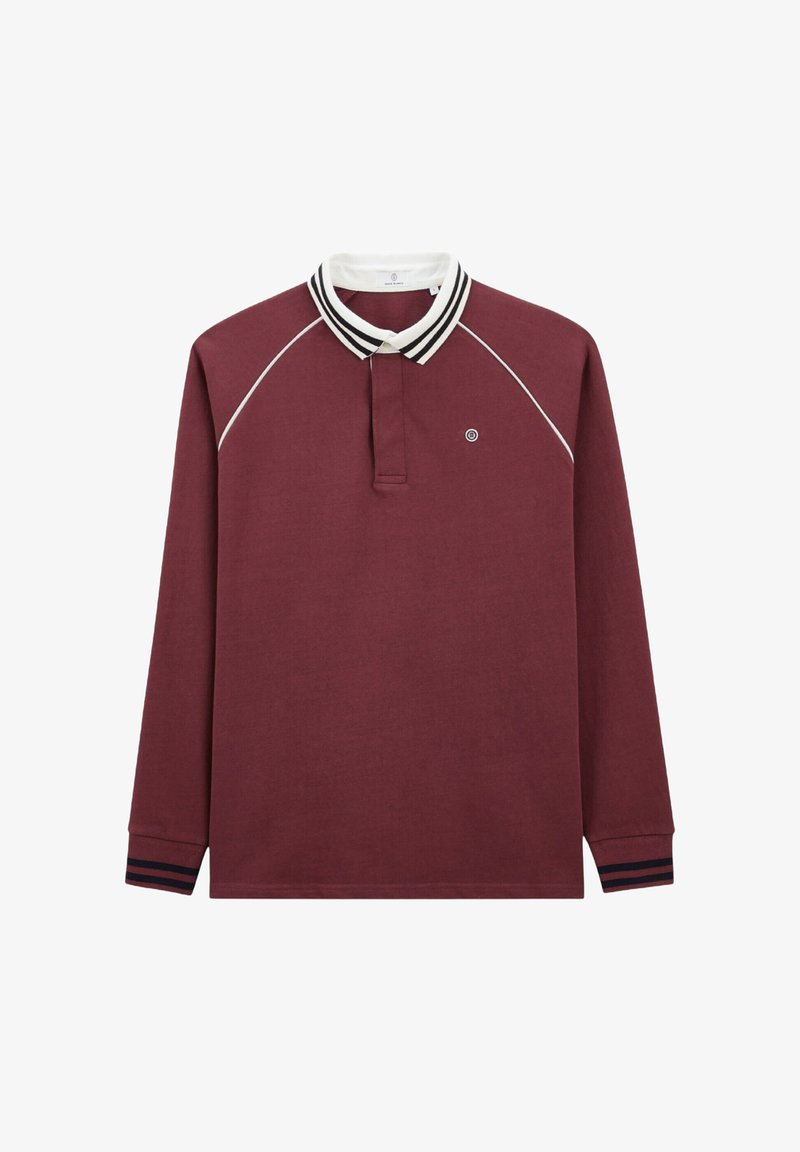 Polo shirt long manches bordeaux avec un col rayé blanc et noir, dotée d'une patte de boutonnage à trois boutons et d'accents bleu marine sur les poignets.