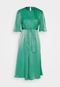 Grünes Satin-Midikleid mit rundem Ausschnitt, kurzen Schmetterlingsärmeln, einer gebundenen Taille und einem fließenden Rock mit seitlichen Schlitzen.