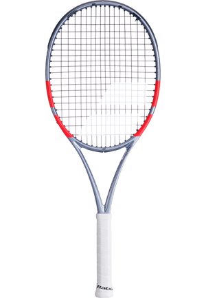 Tennisracket med gråt stel, røde accenter, hvidt grip og sorte strenge vist opret mod en hvid baggrund.