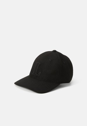 Căciulă de baseball neagră din țesătură, cu litera „L” ușor ridicată pe partea din față, formă structurată și bor întors.
