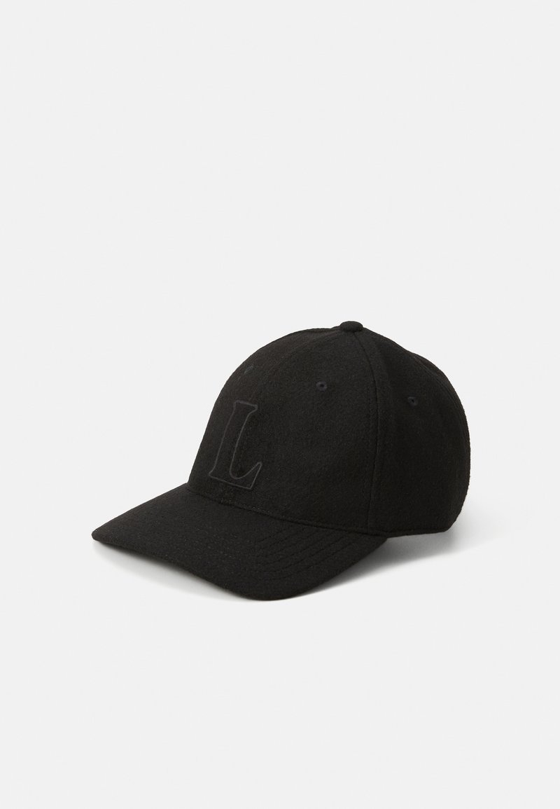 Svart baseballcap laget av stoff med et litt hevet bokstav "L" på forsiden, strukturert form med buet skygge.