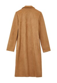 Cappotto in suede sintetico marrone con maniche lunghe, colletto e spacchi laterali, che offre una texture morbida e un design semplice e sartoriale.