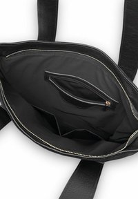 Sac fourre-tout en cuir noir avec une surface texturée, doté d'une fermeture éclair centrale, d'une petite poche intérieure et de plusieurs compartiments.