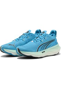 Zapatillas deportivas azules con una parte superior de malla texturizada, acentos negros y una entresuela acolchada de color verde menta. Incluye cordones y un cuello acolchado.