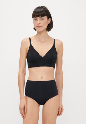 Bralet din material elastic negru, cu bretele ajustabile și decolteu adânc în V, asociat cu chiloți negri cu talie înaltă, ambele având un design minimalist.