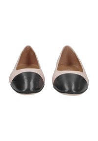 Ballermänner mit einem hellbeigen Obermaterial und einer glänzenden schwarzen Leder-Rundzehenkappe. Glatte Textur, mandelförmiges Design, minimaler Hardware.