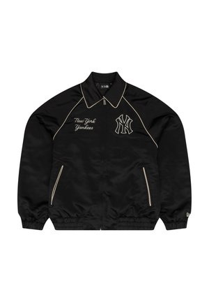 Veste en satin noir avec un col, dotée de passepoils blancs, avec un texte brodé "New York Yankees" et un logo à l'avant, ainsi que des poches latérales.