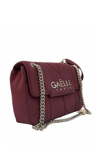 Borsa in pelle bordeaux con design imbottito, tracolla in catena argentata e logo impresso "GAËLLE PARIS" sul davanti.