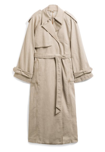Trench coat beige in cotone con vita cintura, ampie rever, spalline e polsini arrotolati. Design pulito con dettagli minimi.