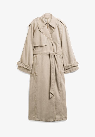 Manteau beige en coton avec une taille ceinturée, de larges revers, des épaulettes et des poignets retroussés. Design épuré avec un minimum de détails.