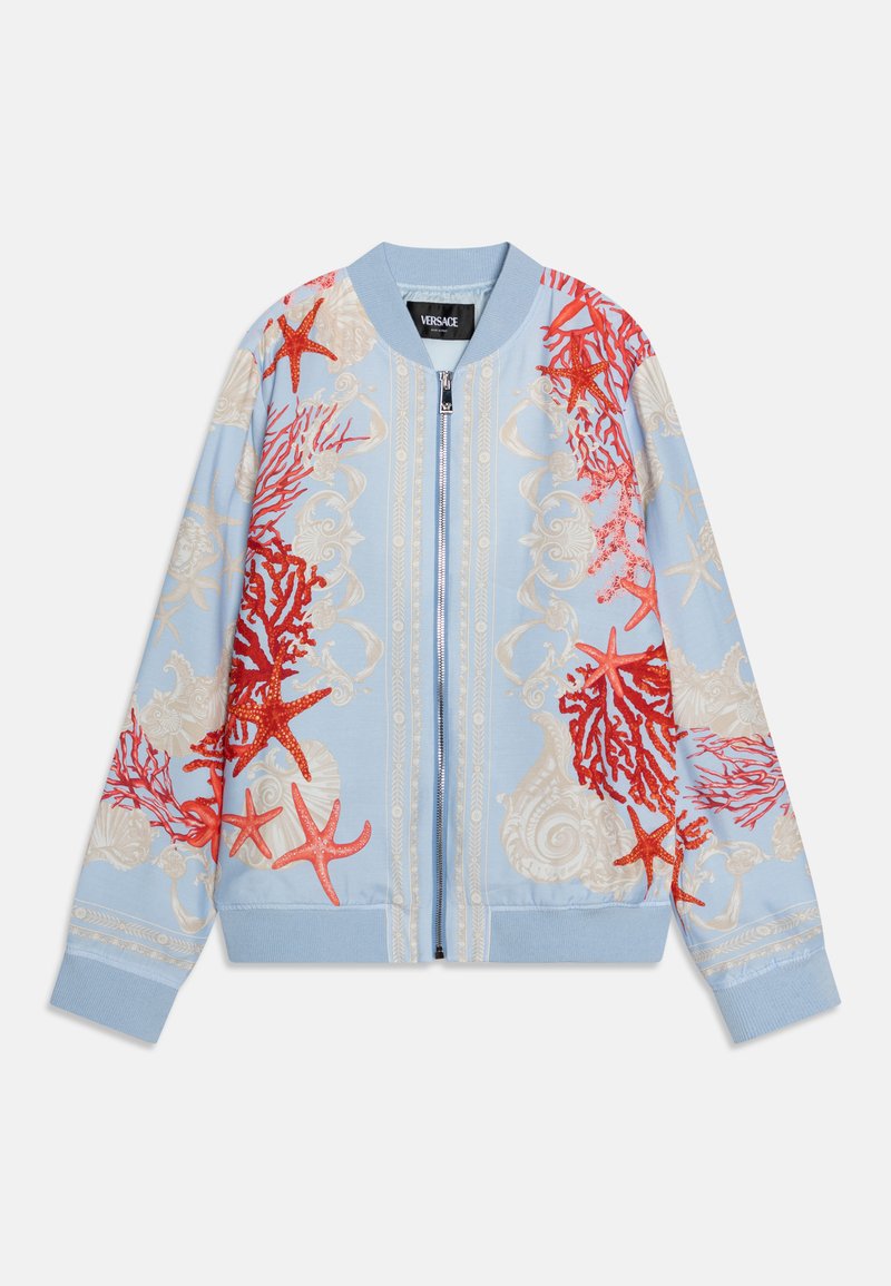 Šviesiai mėlynas bomber tipo striukė su raudonais koralais ir žvaigždėmis siuvinėtojais, užtrauktuko uždarymu, gumbomis rankovėse ir apykaklėje bei sudėtingais kriauklių detalėmis.