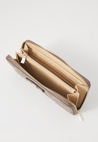 Bruine textuur portemonnee met een gouden rits. Het interieur bevat meerdere kaartsleuven, een ritscompartiment en een gladde beige voering.