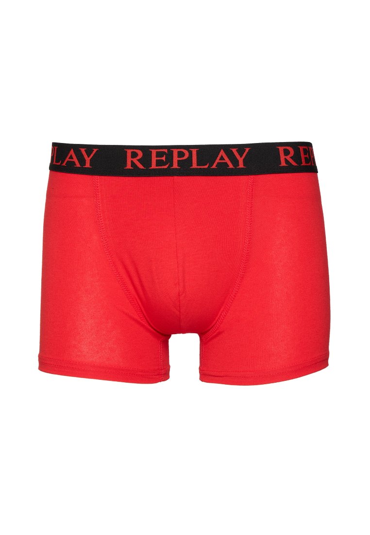 Rote Baumwollboxershorts mit einem schwarzen, elastischen Bund, auf dem das Wort "REPLAY" in Rot steht. Das Design umfasst eine figurbetonte Passform und eine glatte Textur.