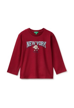 Camiseta roja de manga larga con texto azul "NEW YORK" y un dibujo animado de una pelota de tenis sonriente en el centro.