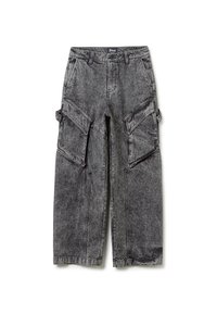 Cargo-broeken van vervaagd zwart denim, met grote zijzakken, een relaxte pasvorm en zichtbare stiksels.