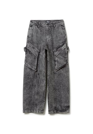 Pantalones cargo de denim negro desgastado, con grandes bolsillos laterales, un ajuste relajado y detalles de costura visibles.