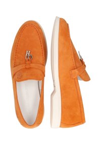 Pomarańczowe zamszowe loafersy o gładkiej fakturze, z metalicznym akcentem i białą gumową podeszwą. Klasyczny design z zaokrąglonym noskiem.