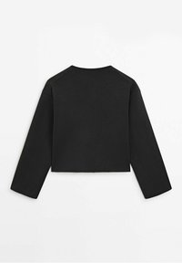 Zwarte cropped trui met lange mouwen, gemaakt van textuurmateriaal. Heeft een eenvoudige ronde halslijn en een raglan mouwontwerp.