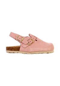 Zueco de ante rosa con tiras traseras, dos hebillas doradas, puntera redondeada y plantilla de corcho texturizado en una suela ligera de goma.