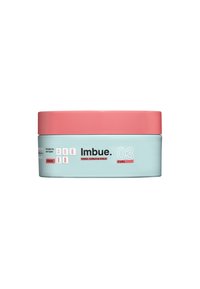 Lichtblauw potje met een roze deksel, gelabeld "Imbue 03 Curl." De tekst geeft aan dat het geschikt is voor krullen, coils en een vegan formule.