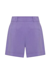 Shorts lilas en tissu lisse, dotés d'une taille classique, de poches latérales et de détails de couture minimalistes pour un design épuré.