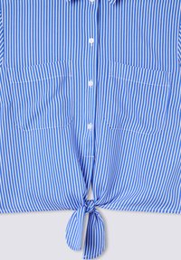 Camicia a righe blu e bianche realizzata in tessuto leggero, con una chiusura a bottone, un legame frontale e due tasche sul petto.