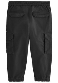 Pantalones cargo negros hechos de un tejido resistente con una cinturilla elástica, que cuentan con dos bolsillos laterales y dos traseros, y puños elásticos en los tobillos.