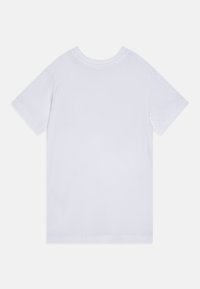 T-shirt bianco in cotone con maniche corte e scollo rotondo. Presenta un design semplice senza grafiche o pattern, con una texture liscia.