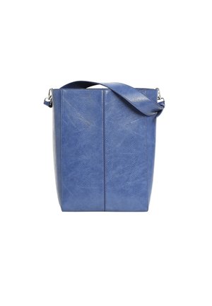 Niebieska teksturowana torba na ramię ze skóry z szerokim paskiem i srebrnymi metalowymi elementami, widziana z przodu na białym tle.