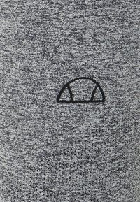 Szary, teksturowany materiał z małym, czarnym haftowanym logotypem w kształcie półokręgu. Projekt jest prosty i minimalistyczny.