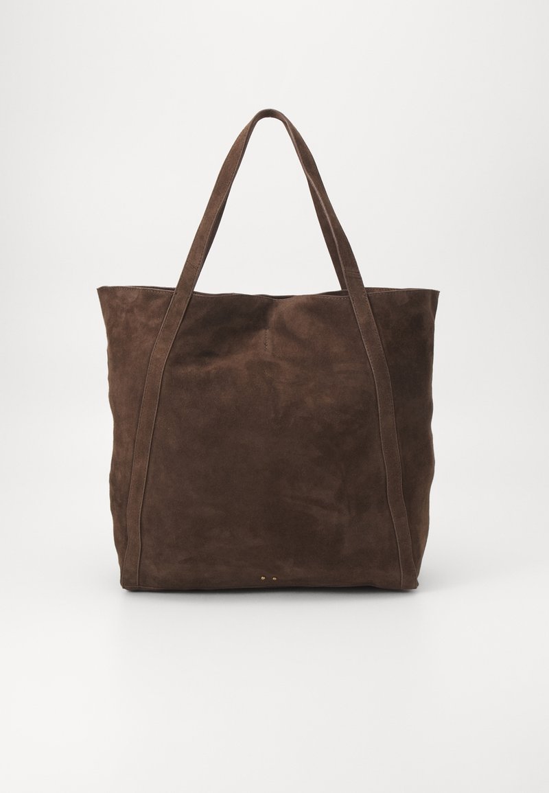Sac fourre-tout en daim marron avec deux bretelles, texture douce et design minimaliste sur fond blanc.