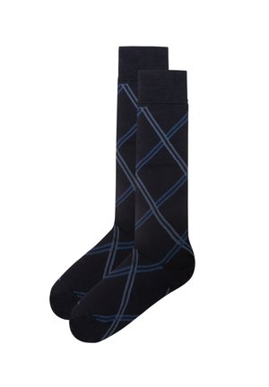 Chaussettes noires avec un motif en losanges en fil bleu. Fabriquées dans un tissu doux avec une texture lisse, conçues avec une finition côtelée.