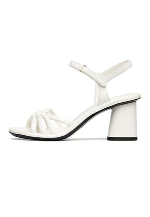 Sandalo bianco da donna con punta aperta, cinturini intrecciati anteriori, cinturino alla caviglia con fibbia e tacco medio largo.