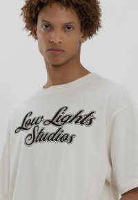 LOW LIGHTS STUDIOS® SHUTTER - Camiseta estampada - ecru