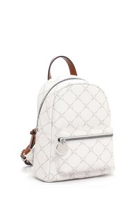 Petit sac à dos blanc avec motif losange gris, poche avant zippée avec tirette métallique, poignée marron et bretelles réglables.