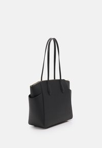 Zwarte tote bag met een gestructureerd ontwerp, glad synthetisch materiaal, dubbele handvatten en zijvakken. Gouden ritsaccenten aan de bovenkant.