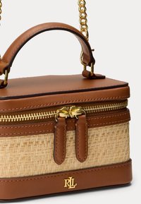 Hnedá kožená a tkaná slamenná kabelka so zlatým zipsom, dvojitými ťahadlami na zips, reťazovým remienkom, hornou rúčkou a zlatým logom RL na prednej strane.