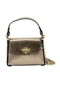 Kleine metallic gouden handtas met bovenhandvat, gouden bijembleem op de klep en een afneembare gouden kettingriem, versierd met een Italiaanse vlag charm.