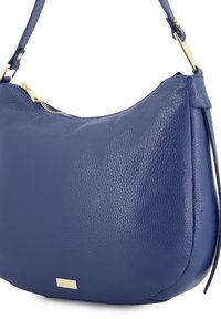 Blauwe leren schoudertas met een gladde afwerking, gebogen vorm, gouden hardware accenten en een ritssluiting aan de bovenkant. Logo plaat aan de voorkant.
