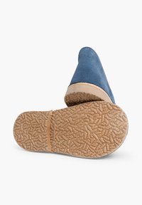 Papuci din suede albastru, cu vârf ascuțit, finisaj bej și talpă din cauciuc texturată, dotată cu un model pentru aderență.