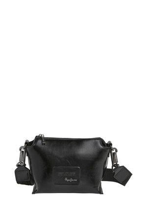 Schwarze Leder-Crossbody-Tasche mit silbernem Reißverschluss und verstellbarem Tragegurt, der mit Metallverschlüssen und einem geprägten rechteckigen Logo-Patch versehen ist.