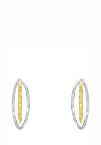 Ett par ovala örhängen med yttre silverringar och inre guldstänger som hänger i mitten.