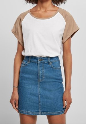 Hvid T-shirt med lysebrune korte ærmer, kombineret med en blå denim mini nederdel med knapper foran og lomme detaljer.