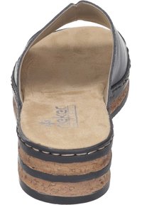 Sandale à talon compensé en cuir noir et gris avec semelle en liège ; présente un dos largement ouvert et un fond de pied en suédine lisse ; couture décorative visible.