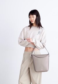 Calvin Klein SOFT SCULPT BUCKET BAG - Bolso de mano - cinder