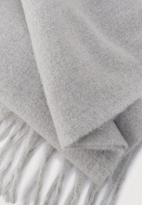 Svetlosivý vlněný šál s jemnou textúrou, s obrobenými okrajmi a rovnomerným tkaným vzorom.